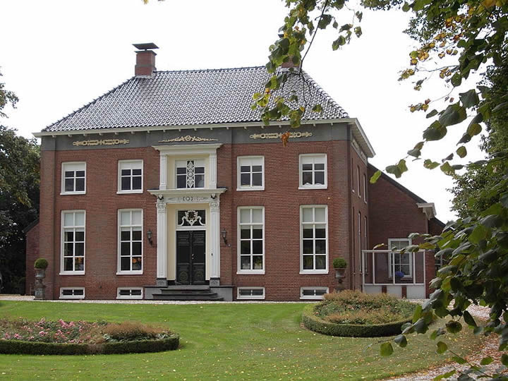 Het voorhuis van de boerderij Goldhoorn nummer 33 tussen Oostwold en Finsterwolde.